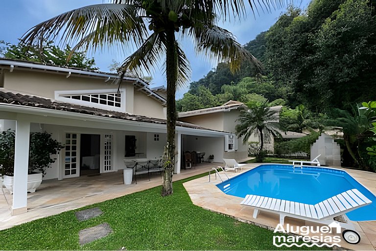 Charmosa casa térrea com piscina | 150m da praia