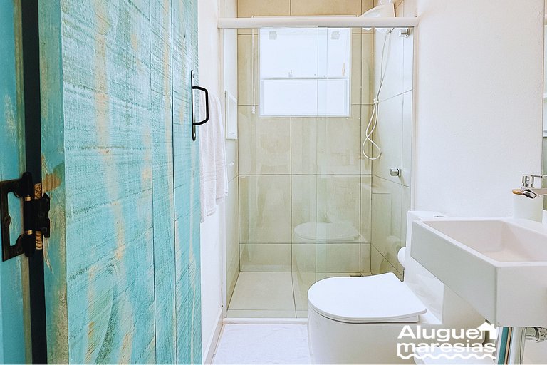 Estudio con ropa de cama y baño